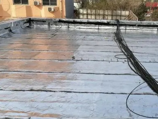 兴仁卫生间漏水维修公司分享下兴仁屋面楼顶防水刚性防水层施工要点。